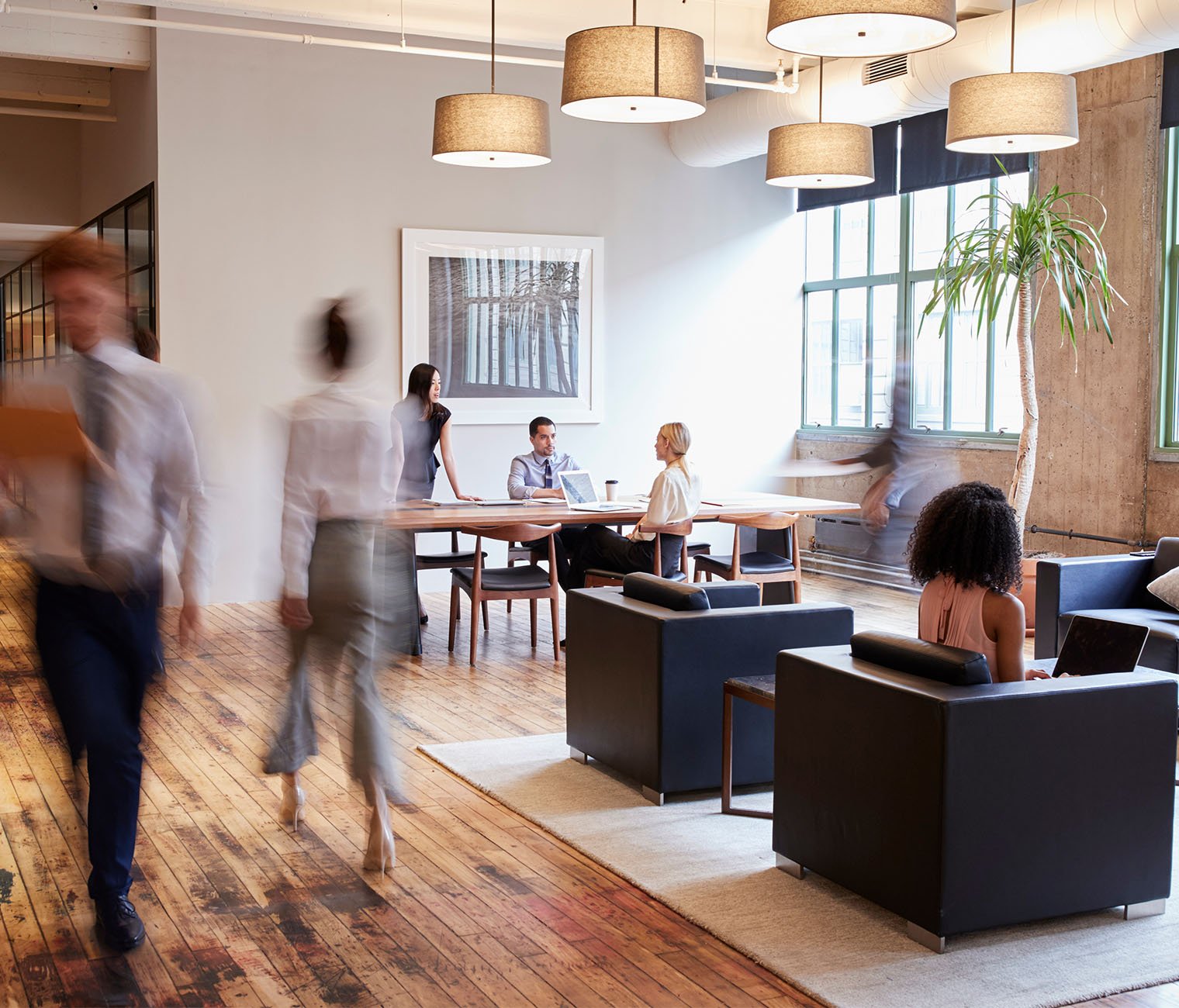 Wavenet-Connected-flexpace-workspaces-Business people at work in a busy luxury office space