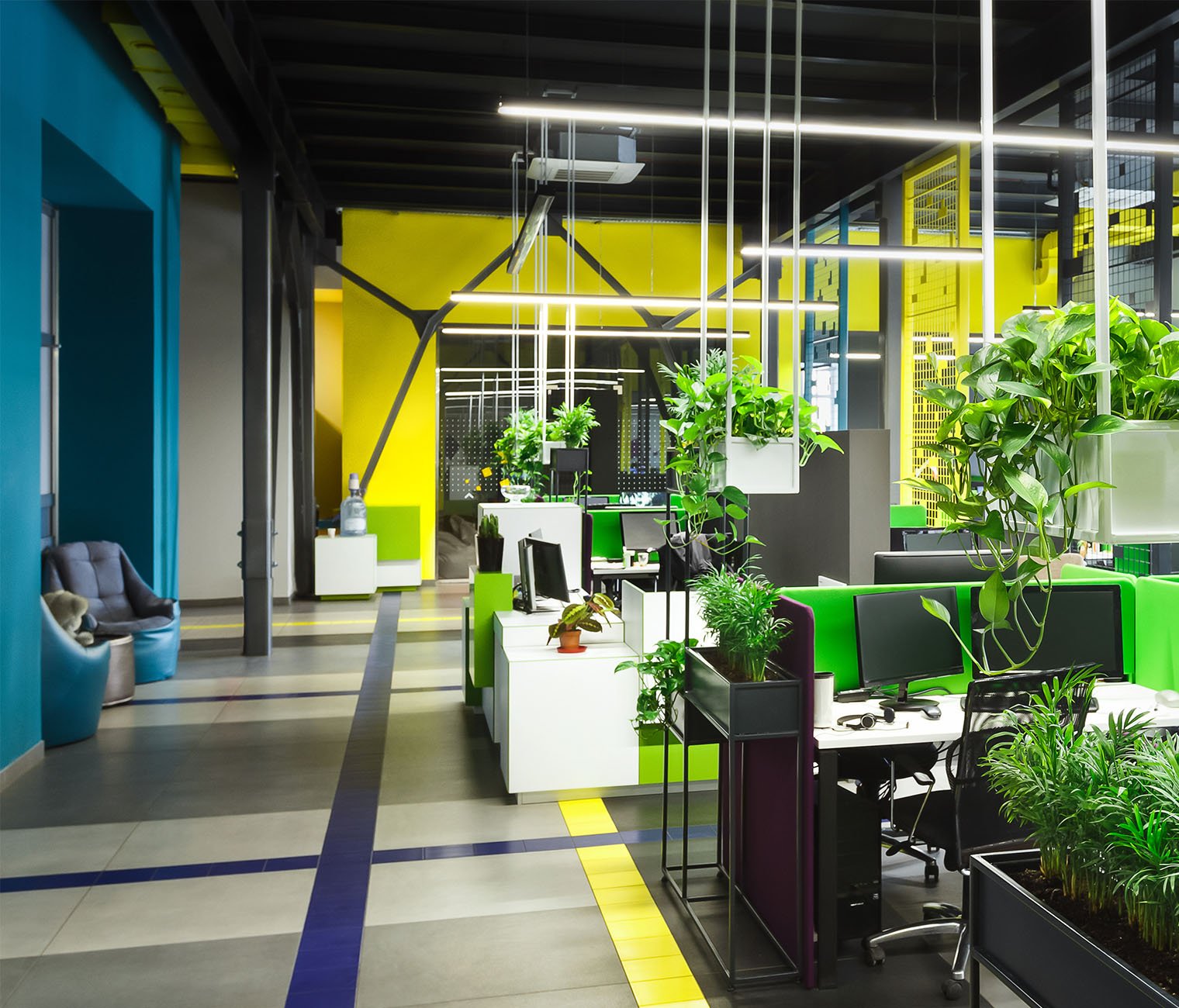 Wavenet-Connected-flexpace-workspaces-Light modern open space office with big windows