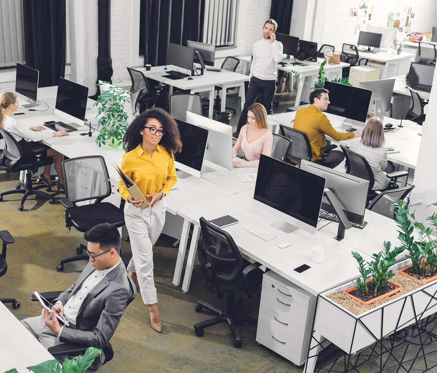 Wavenet-Connected-flexpace-workspaces-business-people-with-computers