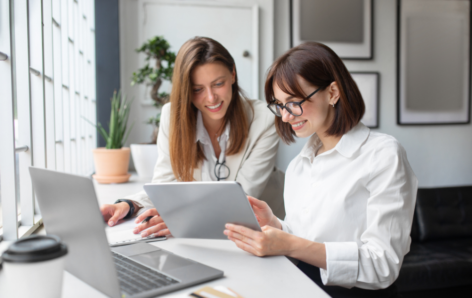 SMB employees discussing new technology